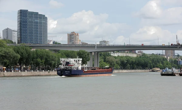 Op de rivier de Don zeilen vrachtschip. Aan de waterkant lopen pers — Stockfoto