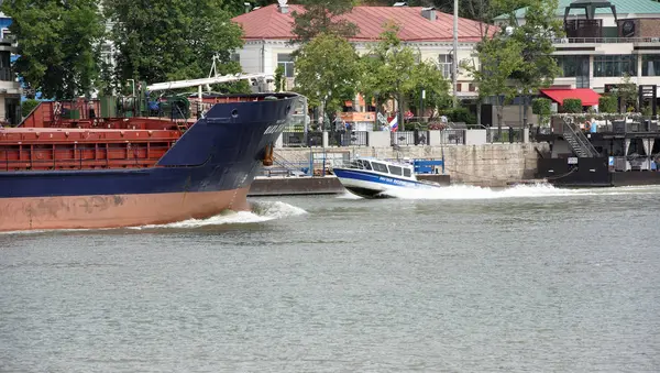 Op de rivier de Don zeilen vrachtschip. Aan de waterkant lopen pers — Stockfoto