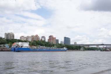  Don Nehri yelkenli gemi. Rıhtımlar üzerinde peop yürümek