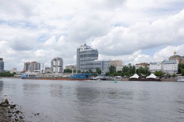  Don Nehri yelkenli gemi. Rıhtımlar üzerinde peop yürümek