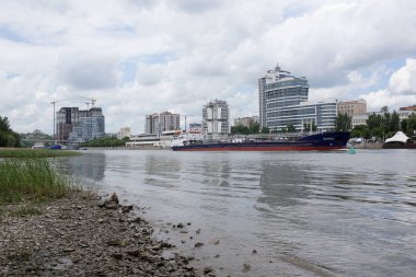  Don Nehri yelkenli gemi. Rıhtımlar üzerinde peop yürümek