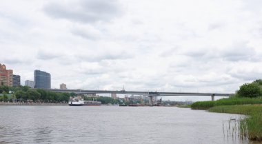  Don Nehri yelkenli gemi. Rıhtımlar üzerinde peop yürümek