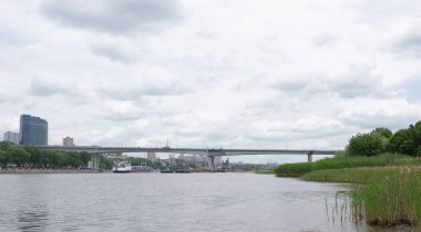  : Don nehri yelkenli gemi. Pe Rıhtımlar üzerinde yürümek