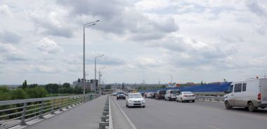  Voroshilovsky köprü taşıma araçları ve yayalar göre