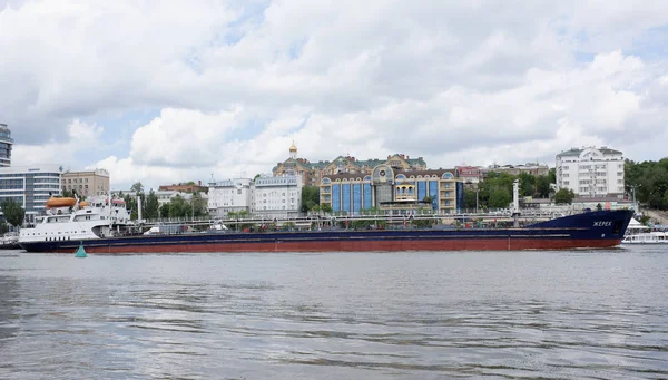 Sulla nave a vela Don River. Sulla passeggiata sul lungomare peop — Foto Stock