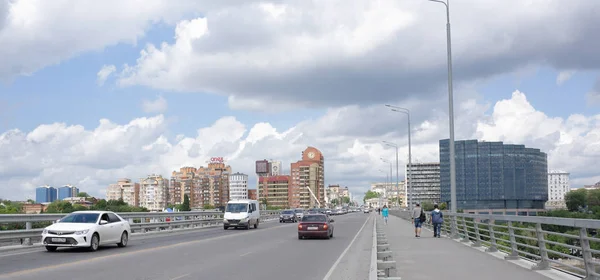 Volgens Voroshilovsky brug bewegende auto's en voetgangers — Stockfoto