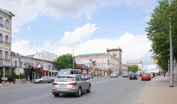 On Voroshilovsky Avenue cars and pedestrians are moving — Stock Photo, Image