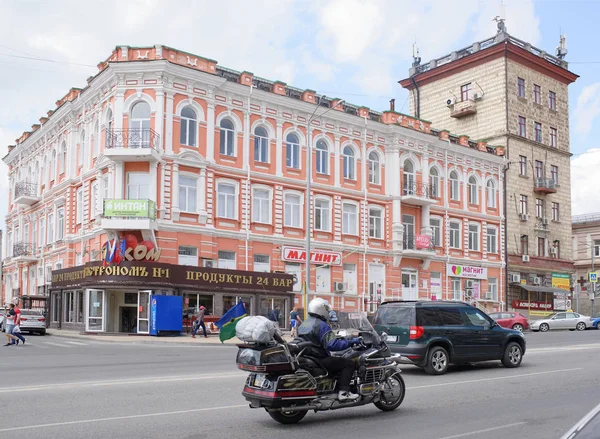 Sur l'avenue Vorochilovsky voitures, un motocycliste et les piétons sont — Photo