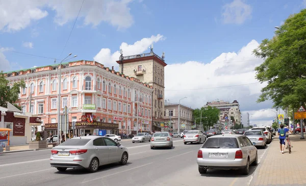 På Voroshilovsky Avenue är bilar och fotgängare rörliga — Stockfoto