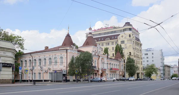On Voroshilovsky Avenue cars and pedestrians are moving — Stock Photo, Image