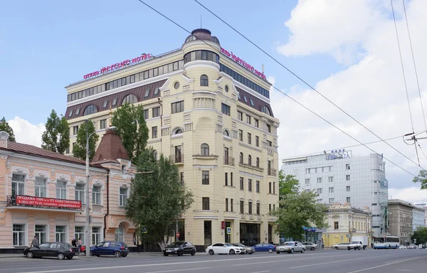 On Voroshilovsky Avenue cars and pedestrians are moving — Stock Photo, Image