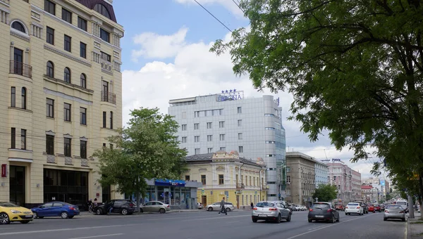 На Ворошиловском проспекте движутся автомобили и пешеходы — стоковое фото