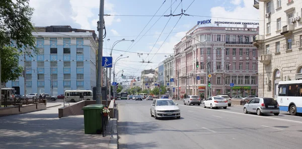 На Большой Садовой улице движутся машины и пешеходы: — стоковое фото