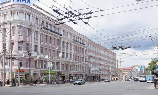 伏罗希洛夫大街上的汽车和行人都是移动 — 图库照片