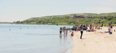 Yürüyüş insanlar ve Don Nehri üzerinde Trinity için fotoğraf çekmek