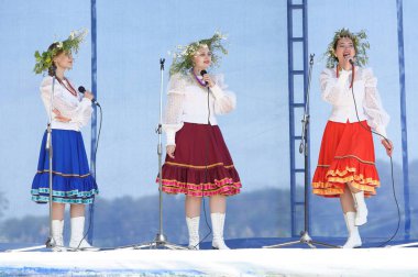  Üç kız çelenk ile Trinity şarkı