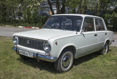 Eski model araba Lada (Vaz) 2101 Park lo