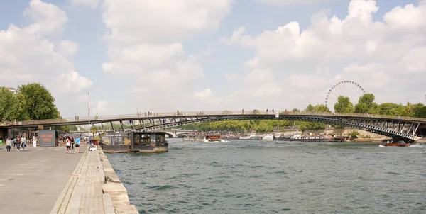 Köprü Leopold Sedar Senghor.Tourists köprüde yürüyüş ve — Stok fotoğraf