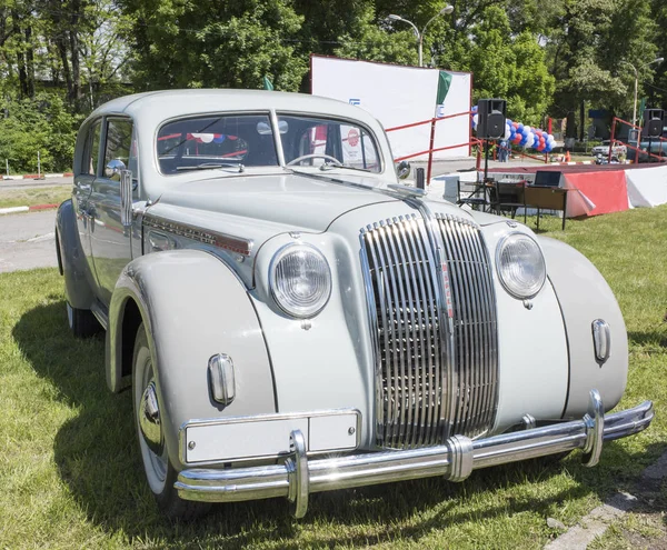 Vintage Opel Admiral se tient dans le parking — Photo
