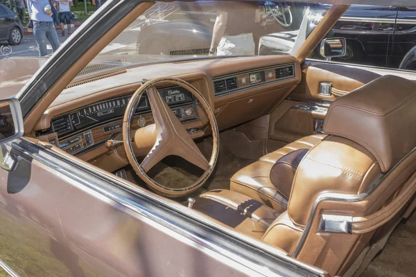 Carros antigos Cadillac de pé no estacionamento — Fotografia de Stock