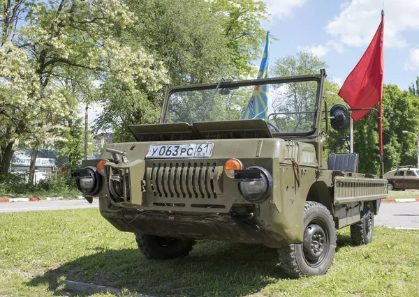 LuAZ-967 is an all-wheel-drive floating vehicle with a particu — Stock Photo, Image