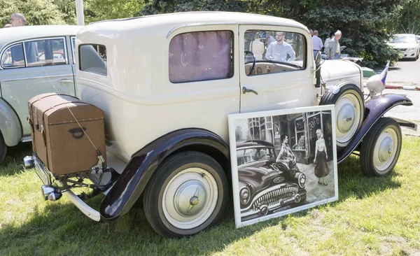 Vintage auto Opel stands in the park — Stock Photo, Image