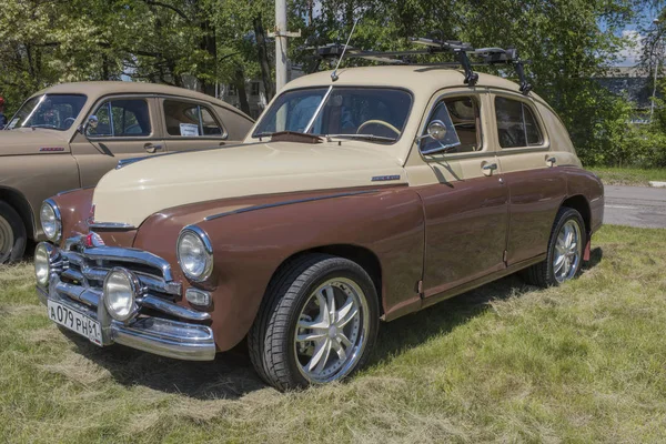 Coche GAZ-M20 "Pobeda" en el aparcamiento — Foto de Stock