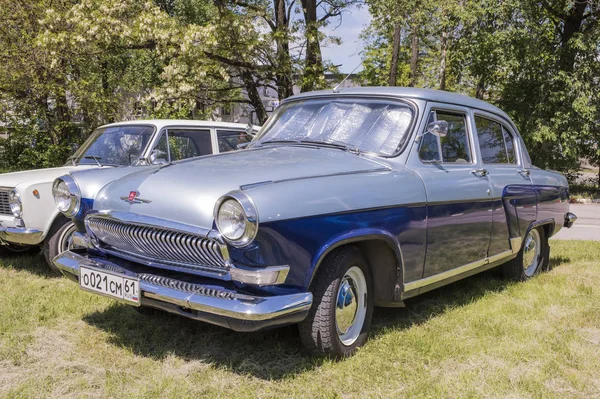 Carro velho GAZ-21 no estacionamento — Fotografia de Stock