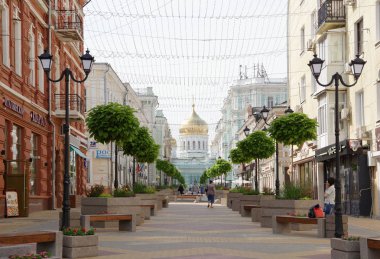  Bir tarafta sokak Katedrali yürüyüş ve insanlar sakin ol