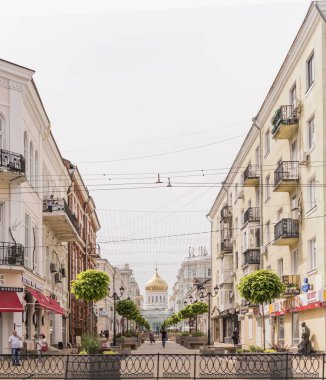  Bir tarafta sokak Katedrali yürüyüş ve insanlar sakin ol