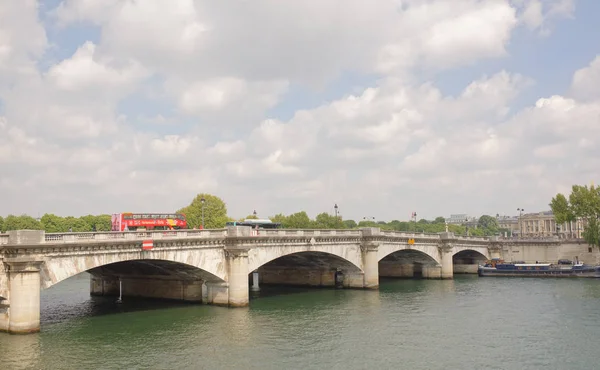 Auf der Brücke der Eintracht fahren Busse und Menschen gehen — Stockfoto