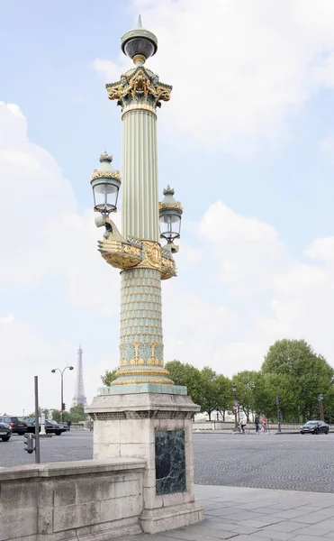 A lámpák, a Place de la Concorde a rostralis oszlop — Stock Fotó