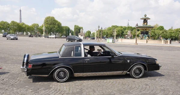 La voiture avec le changement de dégagement, sous le contrôle de la d — Photo