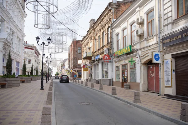 Am Morgen auf der Straße Semaschko Menschen eilen zu ihrem Geschäft — Stockfoto