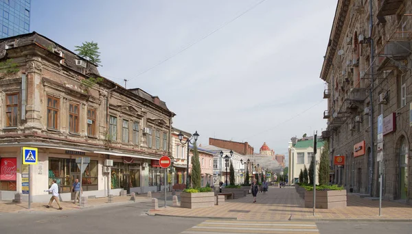 Am Morgen auf der Straße Semaschko Menschen eilen zu ihrem Geschäft — Stockfoto