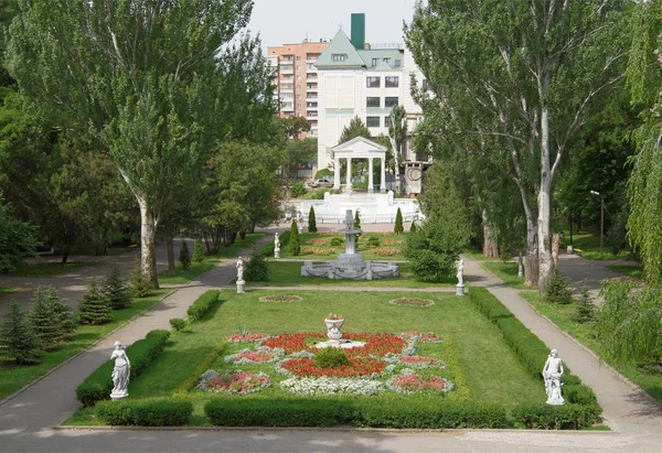 Giardino fiorito nel Parco Gorky — Foto Stock