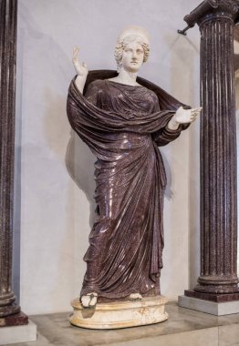 Kadın dua iki iyonik sütun arasında. Louvre