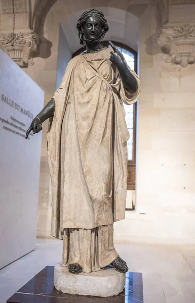 París, Francia- Mayo 03,2017: Escultura. Louvre. — Foto de Stock