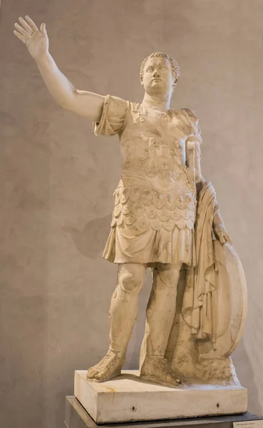 Статуя императора Titus.Collections royales francaises.Louvre — стоковое фото