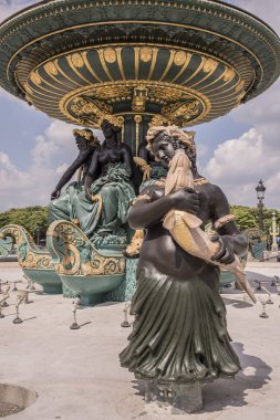  Place de la Concorde çeşme nehirlerin üzerinde