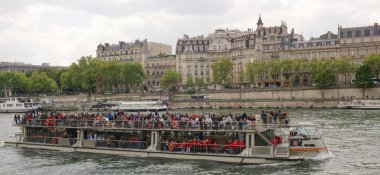 River Seine yelkenli gemi neşeli turistler ile