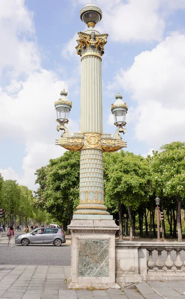 Colonna rostrale con lanterne in Place de la Concorde. Per ar — Foto Stock