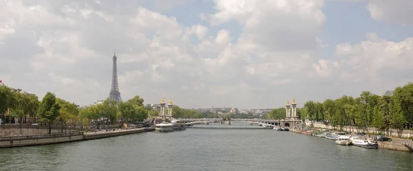 Vista del Puente Alexander lll. Por los terraplenes se mueven — Foto de Stock