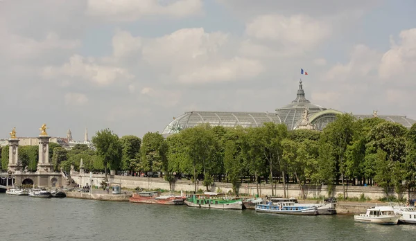 Blick auf den Damm von por de sham elise und den großen Palast — Stockfoto