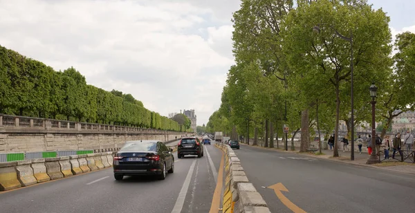 Onderweg Georges Pompidou, naar het Louvre, bewegende voertuigen, pe — Stockfoto