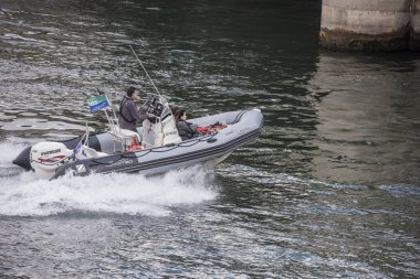 Yolcular ile river Seine yelkenli tekne üzerinde