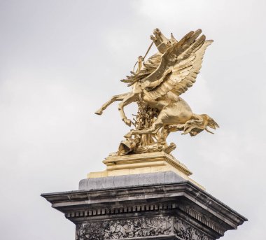 Heykelin üzerine Alexander köprü lll