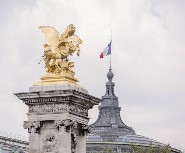  Heykelin üzerine Alexander köprü lll