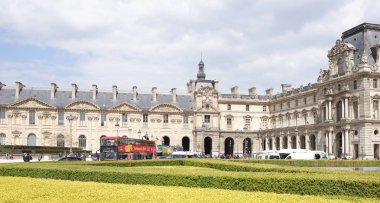 Atlıkarınca, Louvre yerleştirin. Turist yürümek ve fotoğraf çekmek. Transp