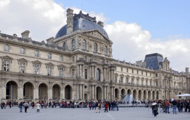  Atlıkarınca, Louvre yerleştirin. Turist yürümek ve fotoğraf çekmek 